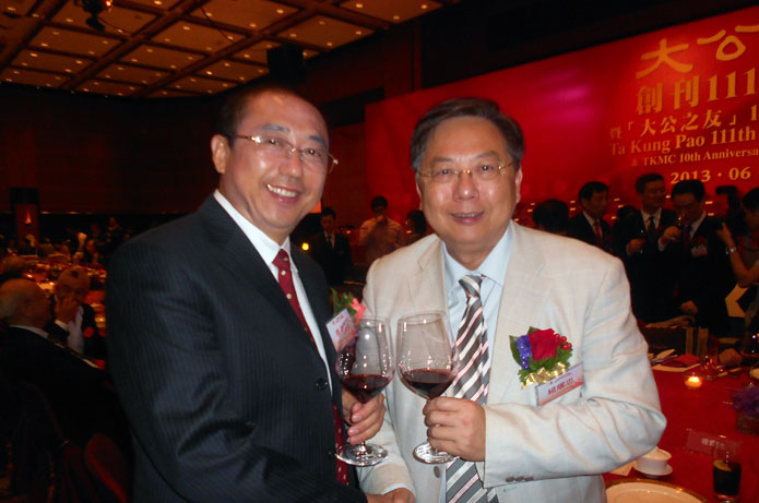李长云主席与杨耀忠香港特别行政区第十一届全国人大代表合影