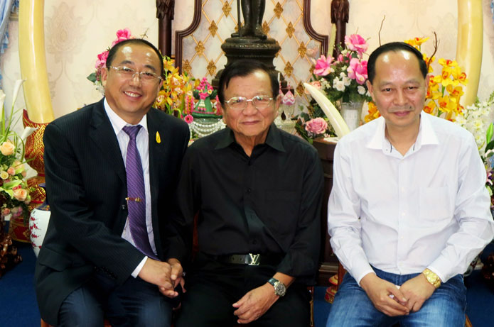 李长云主席与泰国第一大党、执政党“为泰党”主席沙诺o天通阁下合影