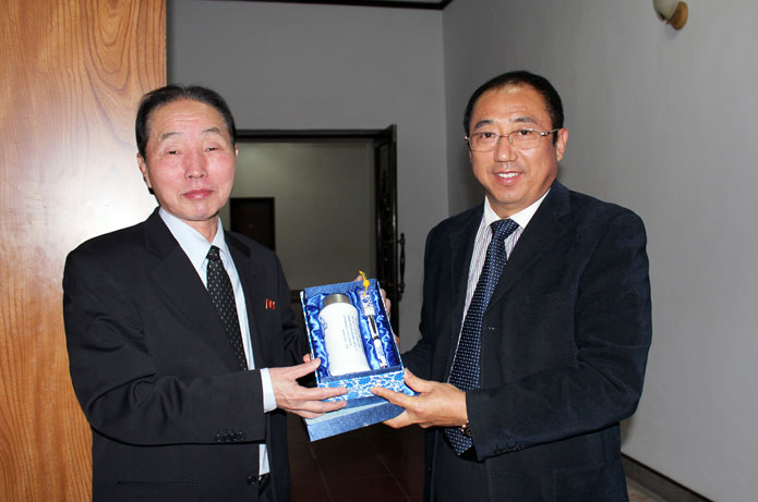 朝鲜贸易省领导向李长云主席赠送礼物