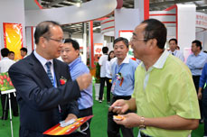 2012年9月15日在乐陵小枣节上李长云董事长与中央农科院领导洽谈项目