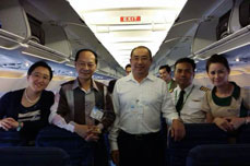 泰国斯凯威航空公司董事局高层在泰北清迈机场慰勉机组人员