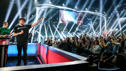 英雄联盟全球总决赛：G2与GEN锁定八强席位，淘汰赛激烈对决开启