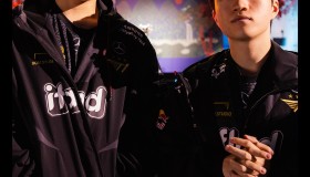 Coser盛宴！现场锐雯、卡莎COSPLAY获选手点赞合影。